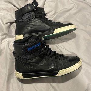 Mens size 10 Nike “flytop”